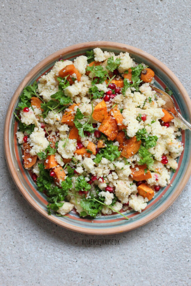 couscoussalat med bagte søde kartofler couscoussalat med bagte, søde kartofler, persille og granatæble