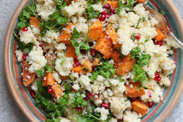 couscoussalat med bagte, søde kartofler, persille og granatæble