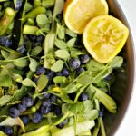 Sommersalat med ærteskud og blåbær