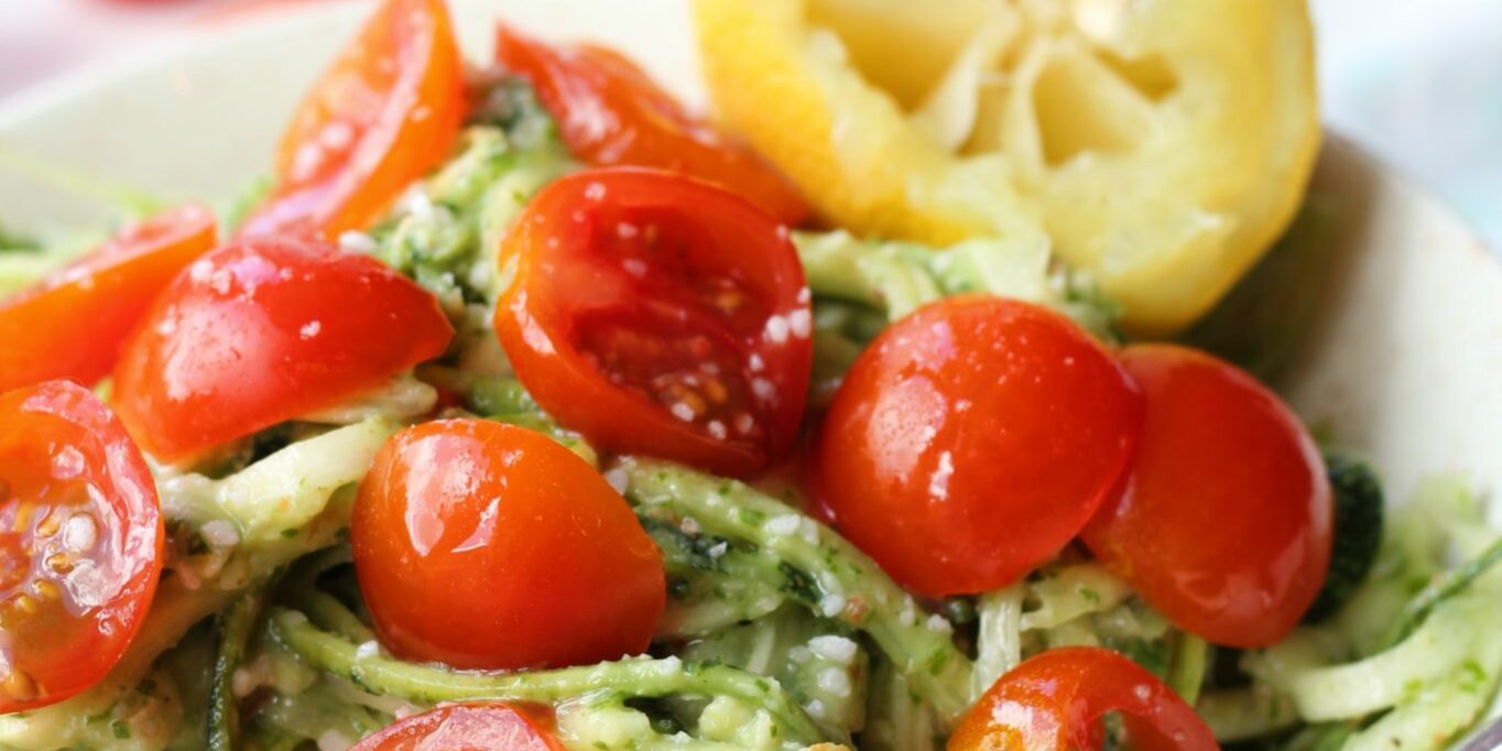 Squashnudler med avokadopesto