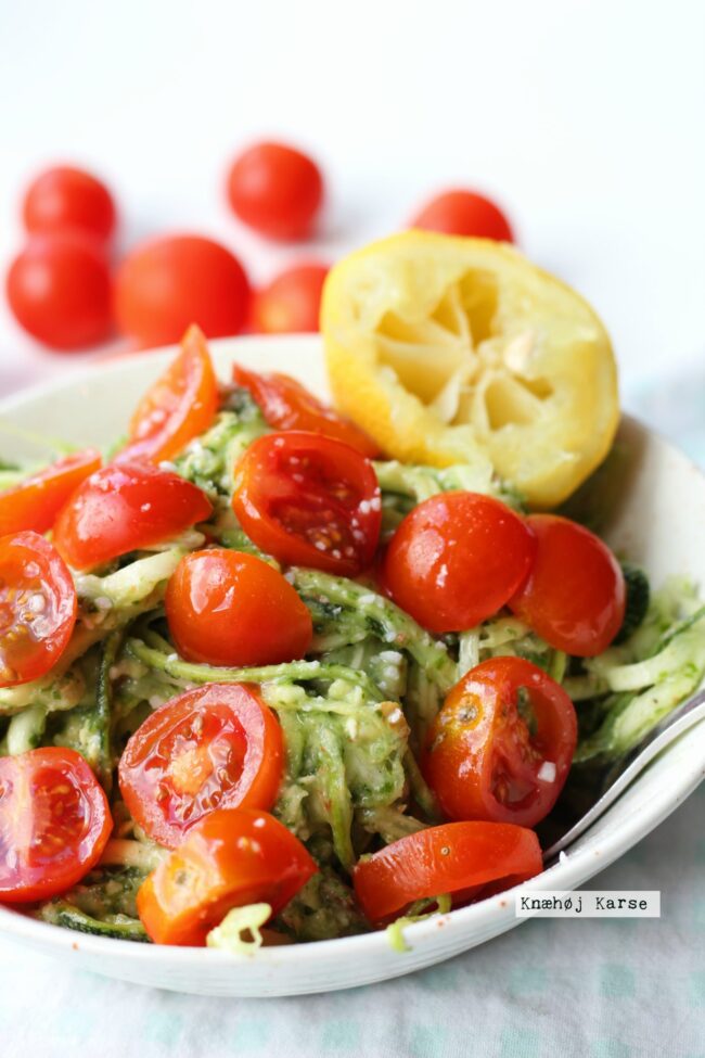 Squashnudler med avokadopesto