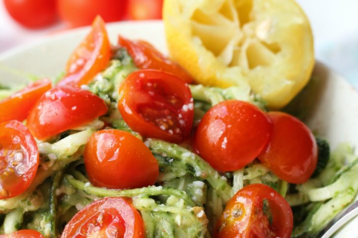 Squashnudler med avokadopesto