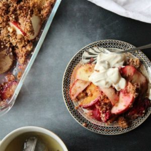 Vegansk frugtcrumble med quinoa og mandel