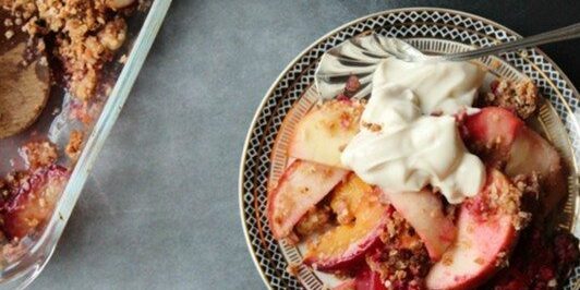 Vegansk frugtcrumble med quinoa og mandel