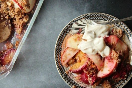 Vegansk frugtcrumble med quinoa og mandel