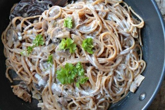 vegansk pastaret med svampe og fløde