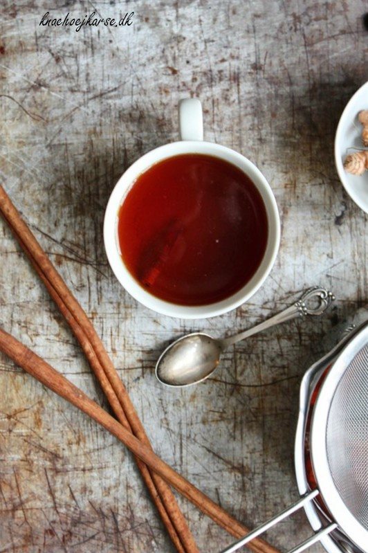 Hjemmelavet te med lakridsgod og gurkemeje
