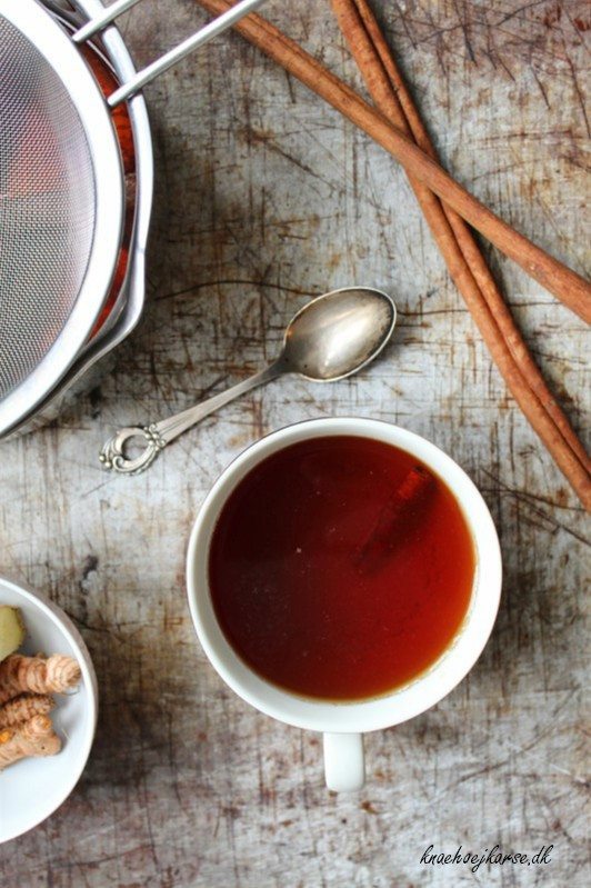 Hjemmelavet te med lakridsgod og gurkemeje