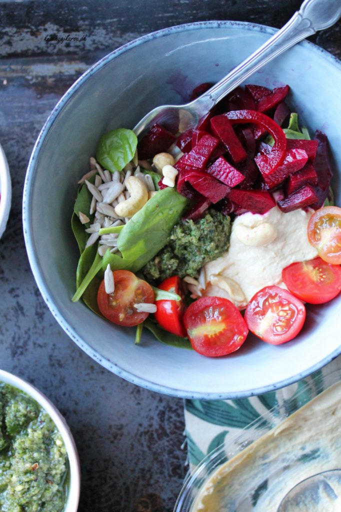 Roots salat med rødbede, pesto og hummus