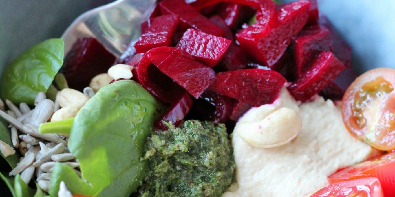 Roots salat med rødbede, pesto og hummus