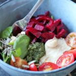 Roots salat med rødbede, pesto og hummus