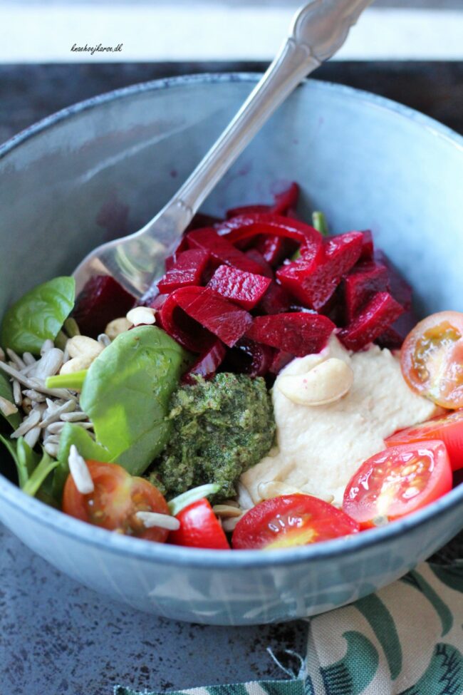 2017-11-1812.36.11 Roots salat med rødbede, pesto og hummus