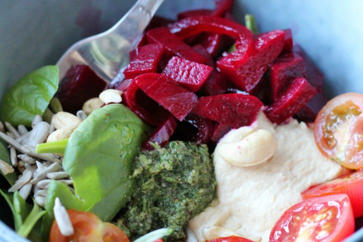 Roots salat med rødbede, pesto og hummus