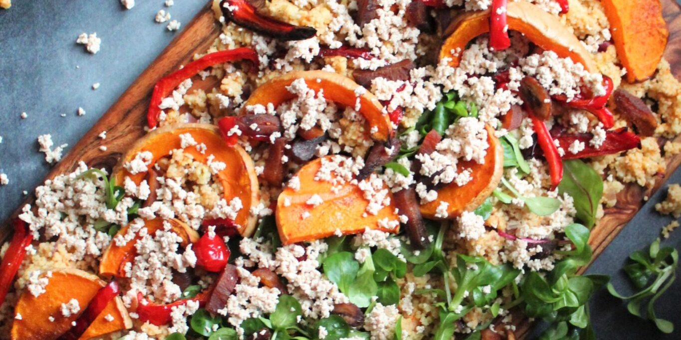 Vegansk couscoussalat med tørrede abrikoser og saltet tofu-feta