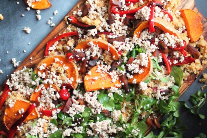 Vegansk couscoussalat med tørrede abrikoser og saltet tofu-feta