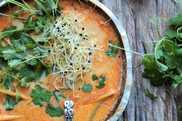 Vegans thaisuppe med rød karrypasta