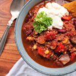 Vegansk chili sin carne med Naturli' hakket og masser af grønt