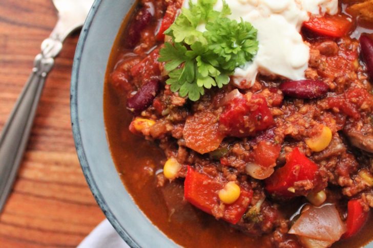 Vegansk chili sin carne med Naturli' hakket og masser af grønt