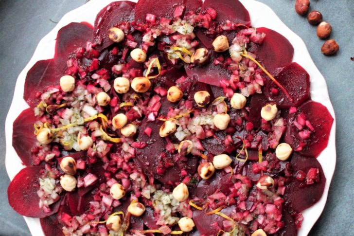 Vegansk rødbedecarpaccio med hasselnødder