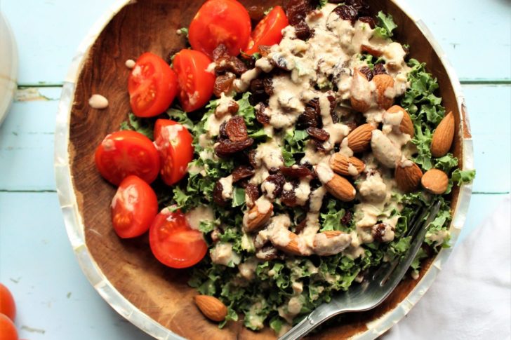 Nem grønkålssalat med tahindressing