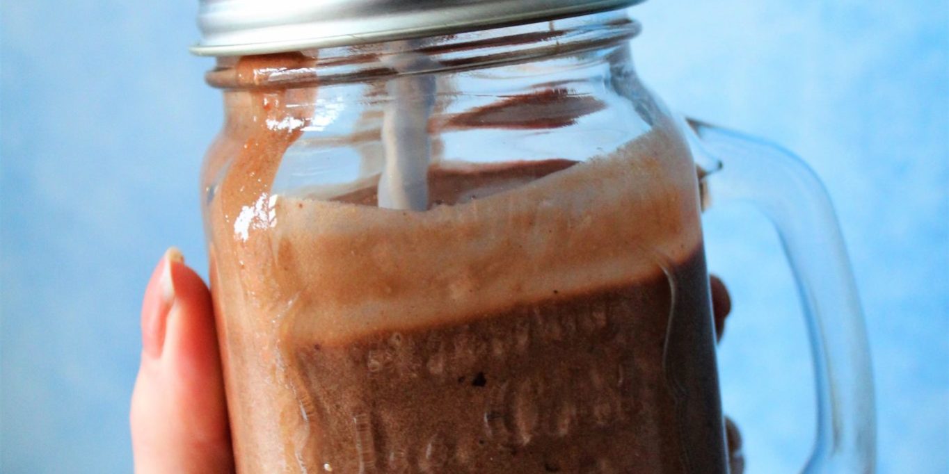 Vegansk chokolademilkshake med kaffe og dadler