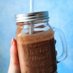 Vegansk chokolademilkshake med kaffe og dadler