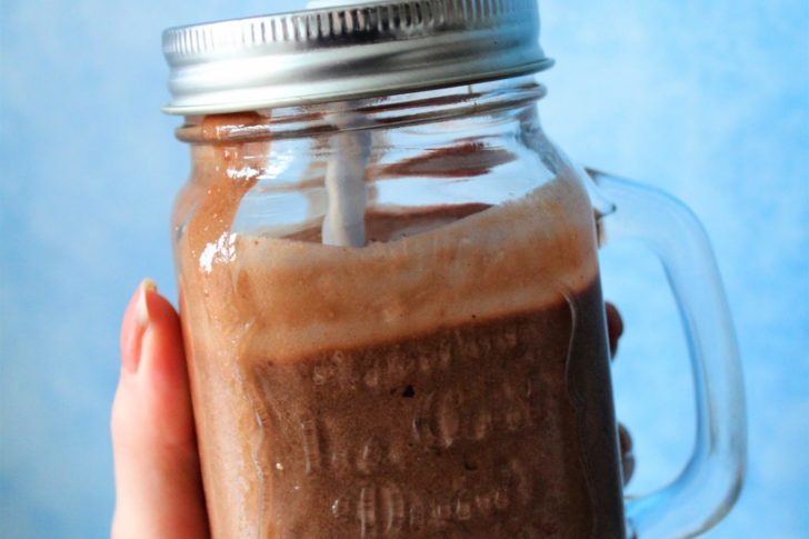 Vegansk chokolademilkshake med kaffe og dadler