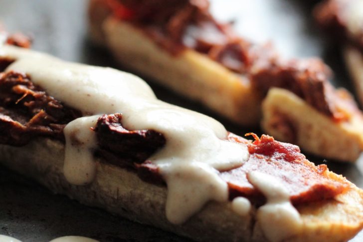 Bagte bananer med dadelremonce