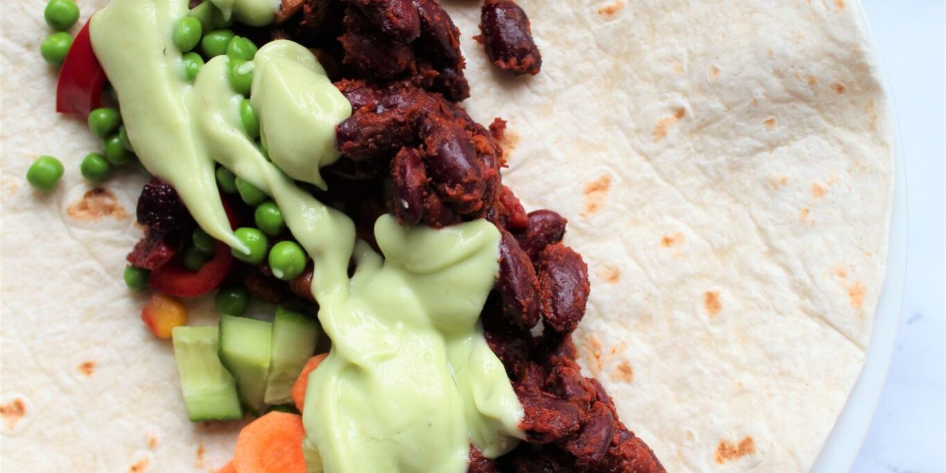 Veganske tortillas med rodfrugter, stegte bønner og avokadodressing