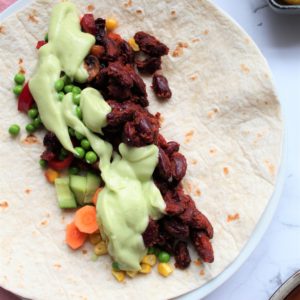 Veganske tortillas med rodfrugter, stegte bønner og avokadodressing