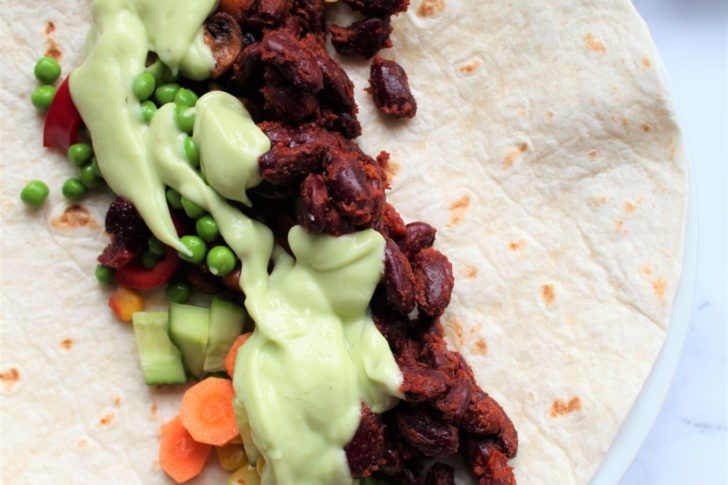 Veganske tortillas med rodfrugter, stegte bønner og avokadodressing