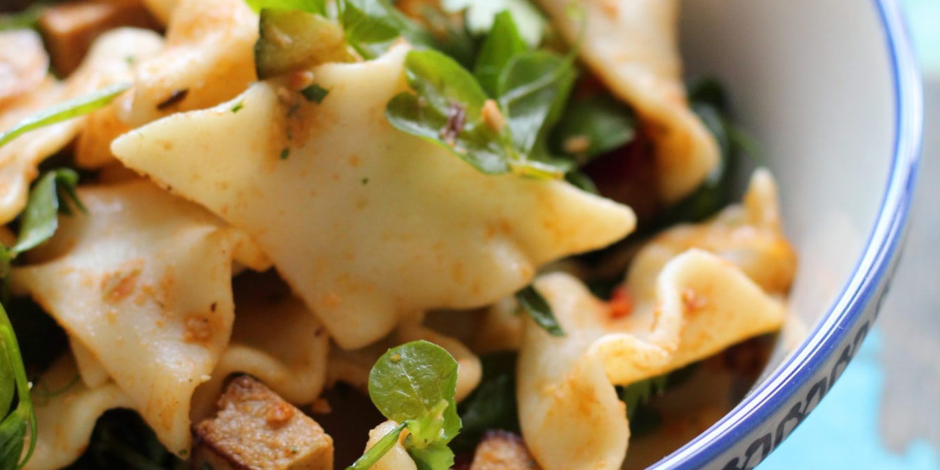 Vegansk pastasalat med røget tofu og ærteskud