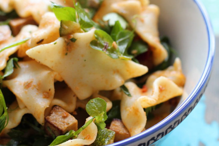 Vegansk pastasalat med røget tofu og ærteskud