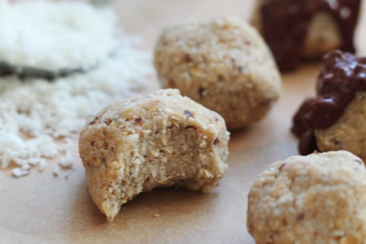 Veganske kokoskugler med havregryn og dadler