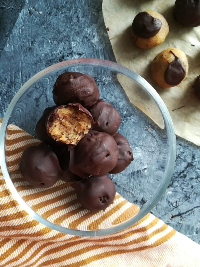 Veganske cookie dough kugler med peanut butter