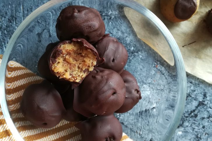 Veganske cookie dough kugler med peanut butter