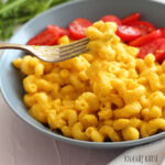 Vegansk mac and cheese med kokosmælk, kartofler og gulerødder