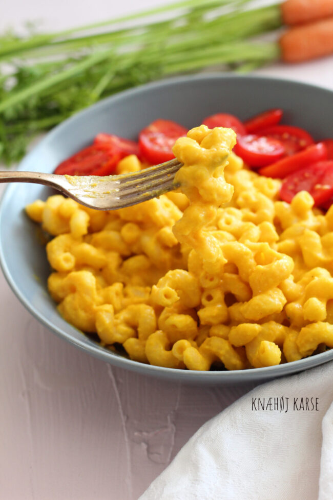 Vegansk mac and cheese med kokosmælk, kartofler og gulerødder