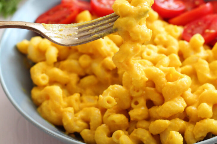 Vegansk mac and cheese med kokosmælk, kartofler og gulerødder