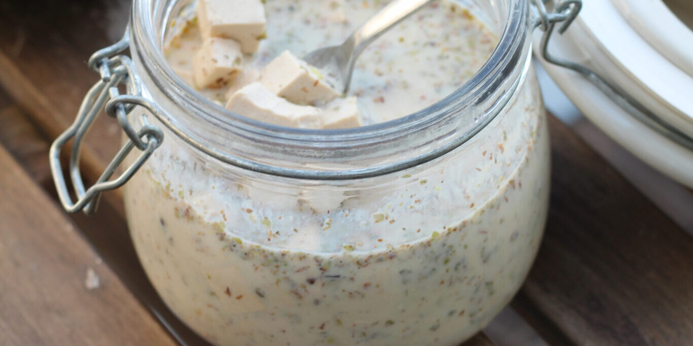 Hjemmelavet vegansk feta, som kan bruges til lækre salater og tilbehør.