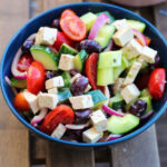Græsk salat med vegansk feta og nem, lækker dressing