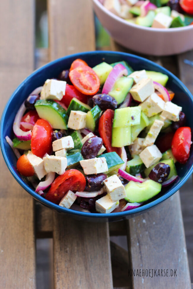 Græsk salat med vegansk feta og nem, lækker dressing