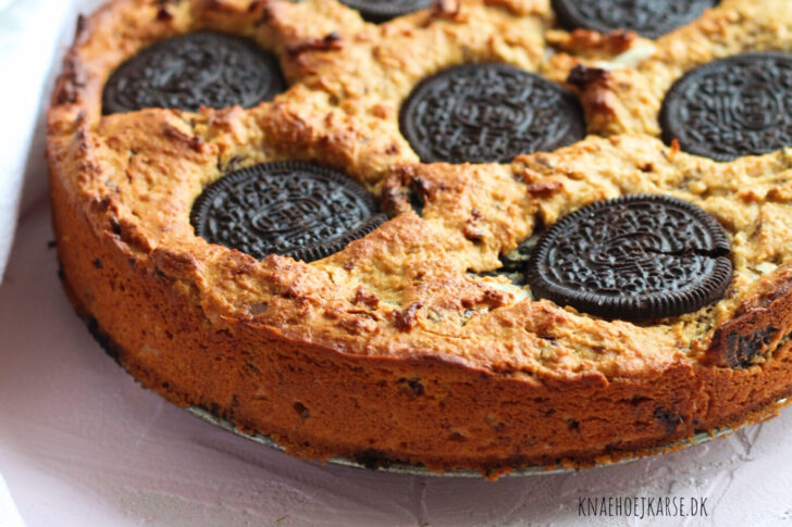 Vegansk kikærteblondie med Oreos og mørk chokolade