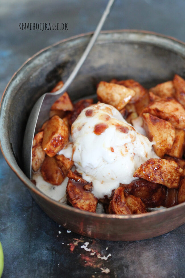 Vegansk dessert med bagte æbler