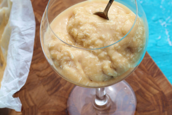 Vegansk drømmekageis lavet med kondenseret kokosmælk