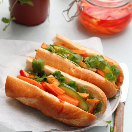 Vegansk tofu banh mi med syltede grøntsager og masser af koriander