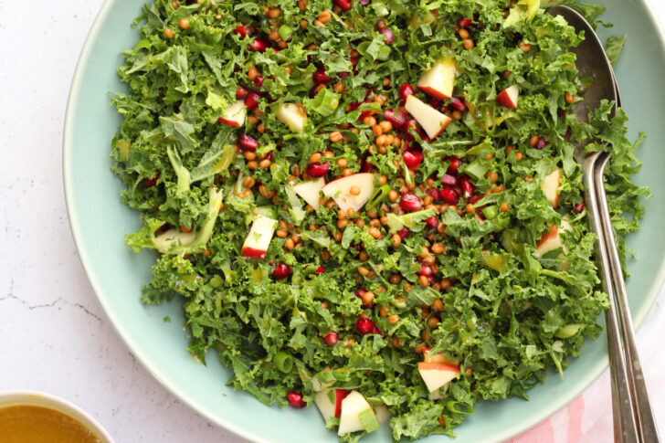 Grønkålssalat med granatæble og hvedekerner