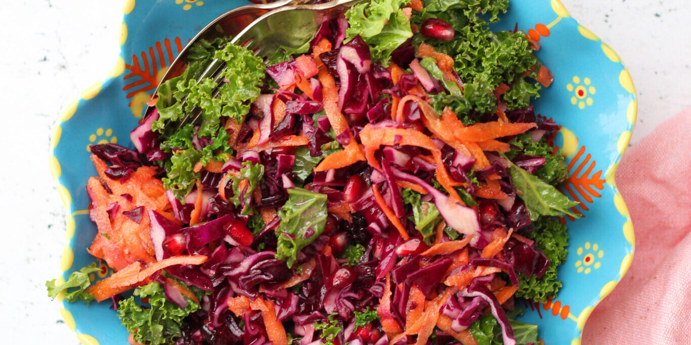 Rødkålssalat med grønkål og granatæble