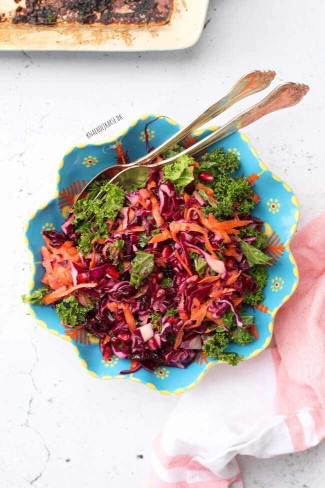 Rødkålssalat med grønkål og granatæble