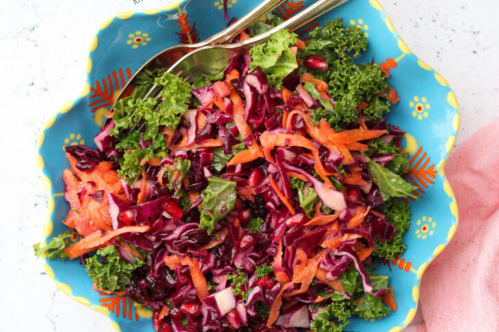 Rødkålssalat med grønkål og granatæble
